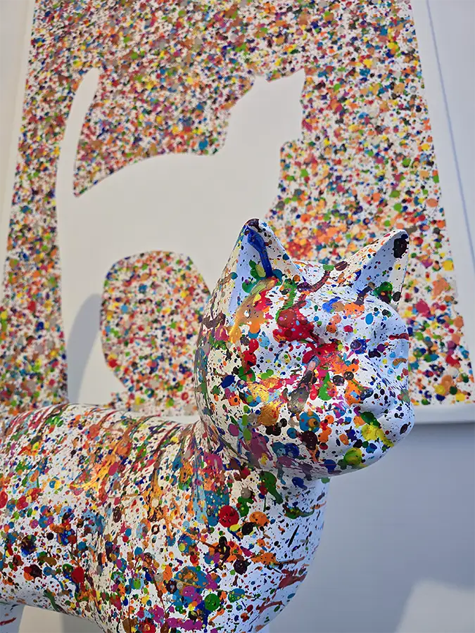 Eine bunte Katze steht vor einer bunten Leinwand mit den Umrissen  der Katze, Details der Katze, 120 x 150 cm, Mareike Prikling, Kunst-Direkt.de