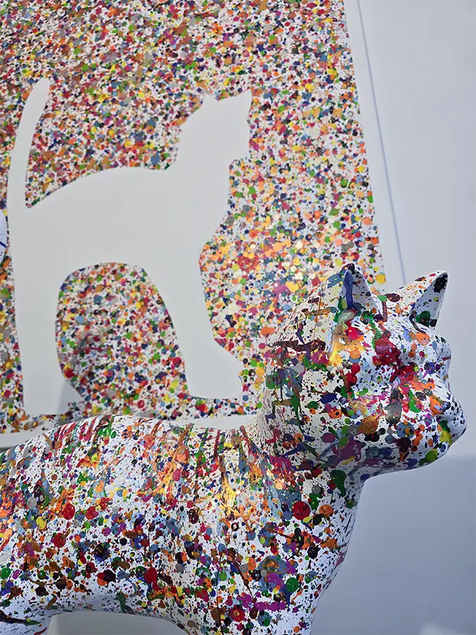 Eine bunte Katze steht vor einer bunten Leinwand mit den Umrissen  der Katze, Details des Katzenkopfes. 120 x 150 cm, Mareike Prikling, Kunst-Direkt.de