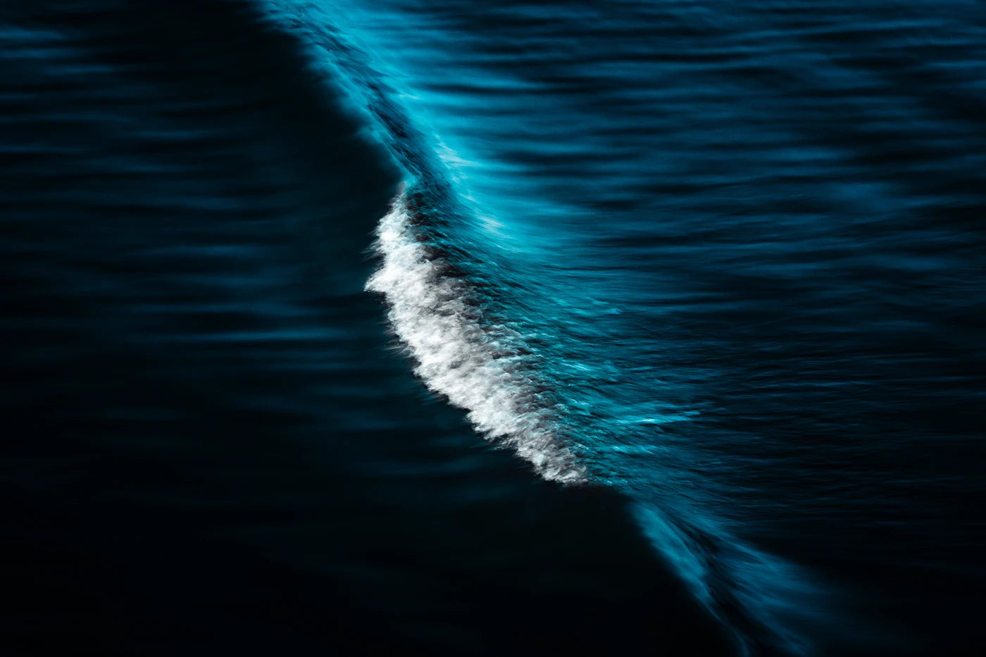 Abstrakte Fotokunst Homage von Malte Lüdemann – Minimalistische blaue Wellen-Langzeitbelichtung der Hamburger Elbe mit weißer Schaumkrone, 90 x 60 cm und 120 x 80 cm, Kunst-Direkt.de / Newart.gallery