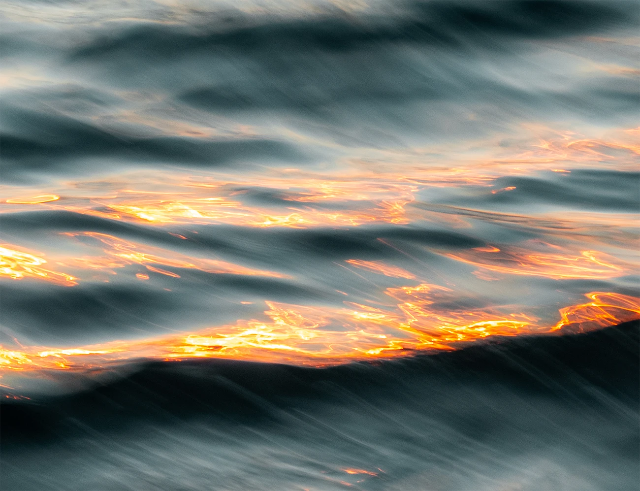 Detailansicht Motivation Malte Lüdemann – Dynamische Wischbewegungen, goldene Sonnenreflexe und samtige dunkle Wasserwellen