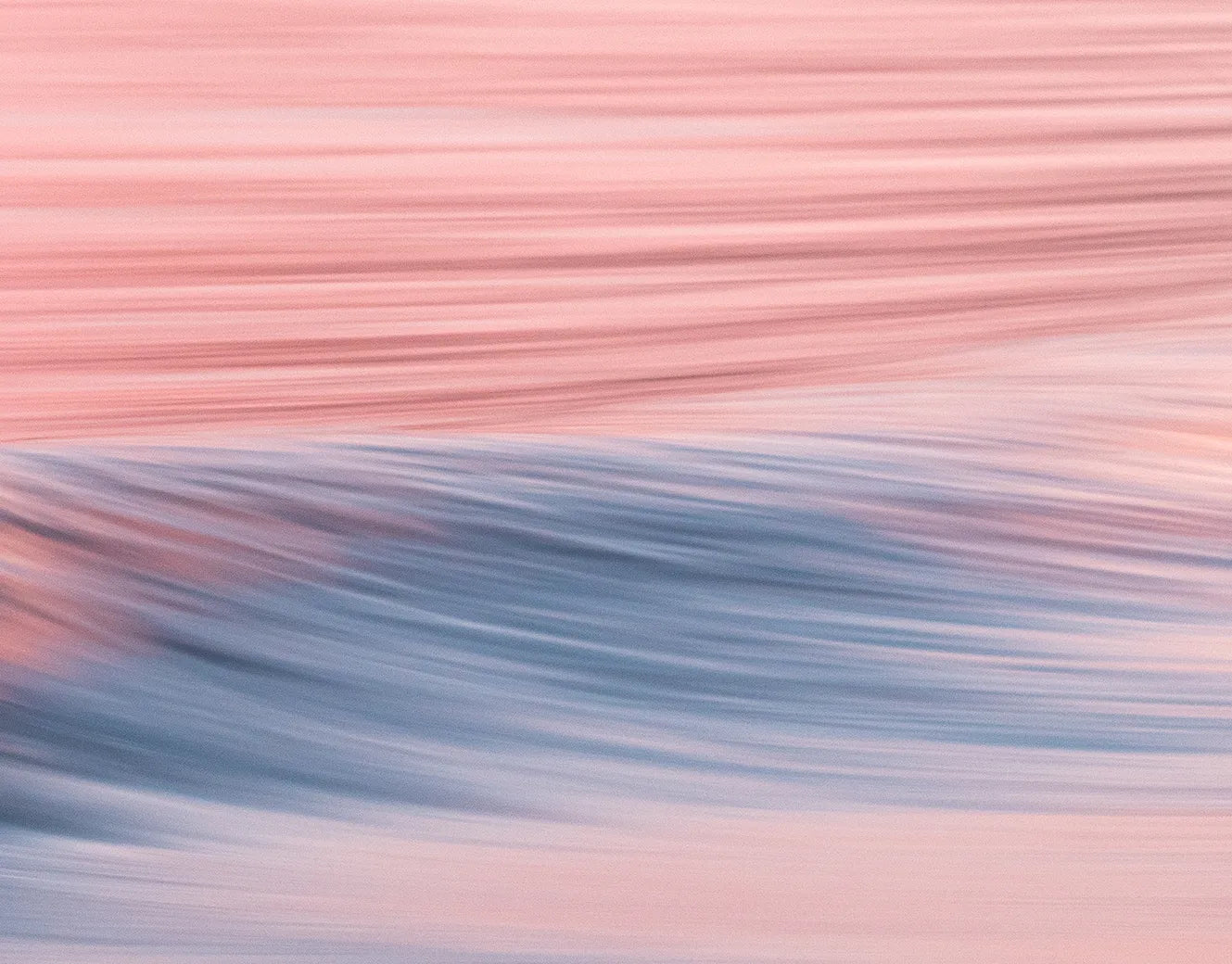 Detailansicht Pastel Serenity Malte Lüdemann – Seidige Wischspuren, sanfte Lichtreflexionen in Altrosa, Mauve und kühlem Schieferblau