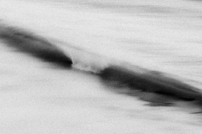 Abstrakte Schwarz-Weiß-Fotokunst The Beauty of Confrontation von Malte Lüdemann – Diagonale Elbwellen-Langzeitbelichtung mit kornartiger Textur, 90 x 60 cm und 120 x 80 cm, Kunst-Direkt.de und Newart.gallery