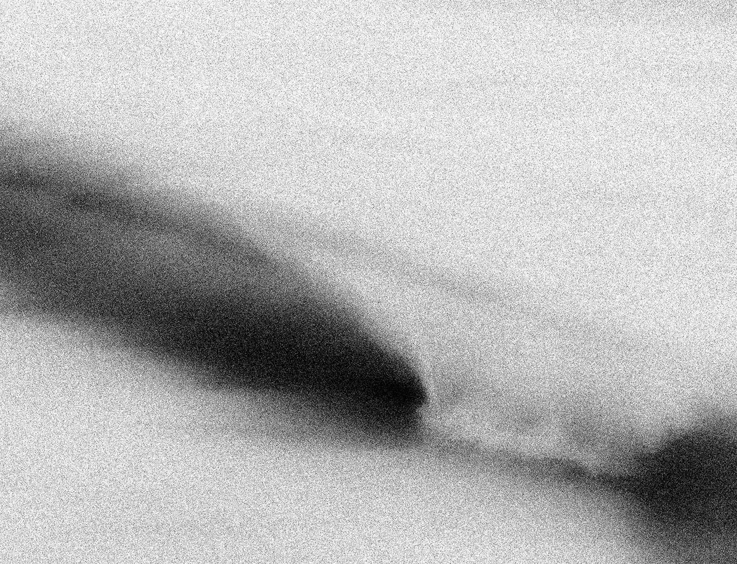 Detailansicht The Beauty of Confrontation Malte Lüdemann – Feine monochrome Körnung, weiche Wischspuren und grafischer Kontrast aus Tiefschwarz und Nebelweiß