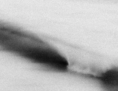 Detailansicht The Beauty of Confrontation Malte Lüdemann – Feine monochrome Körnung, weiche Wischspuren und grafischer Kontrast aus Tiefschwarz und Nebelweiß