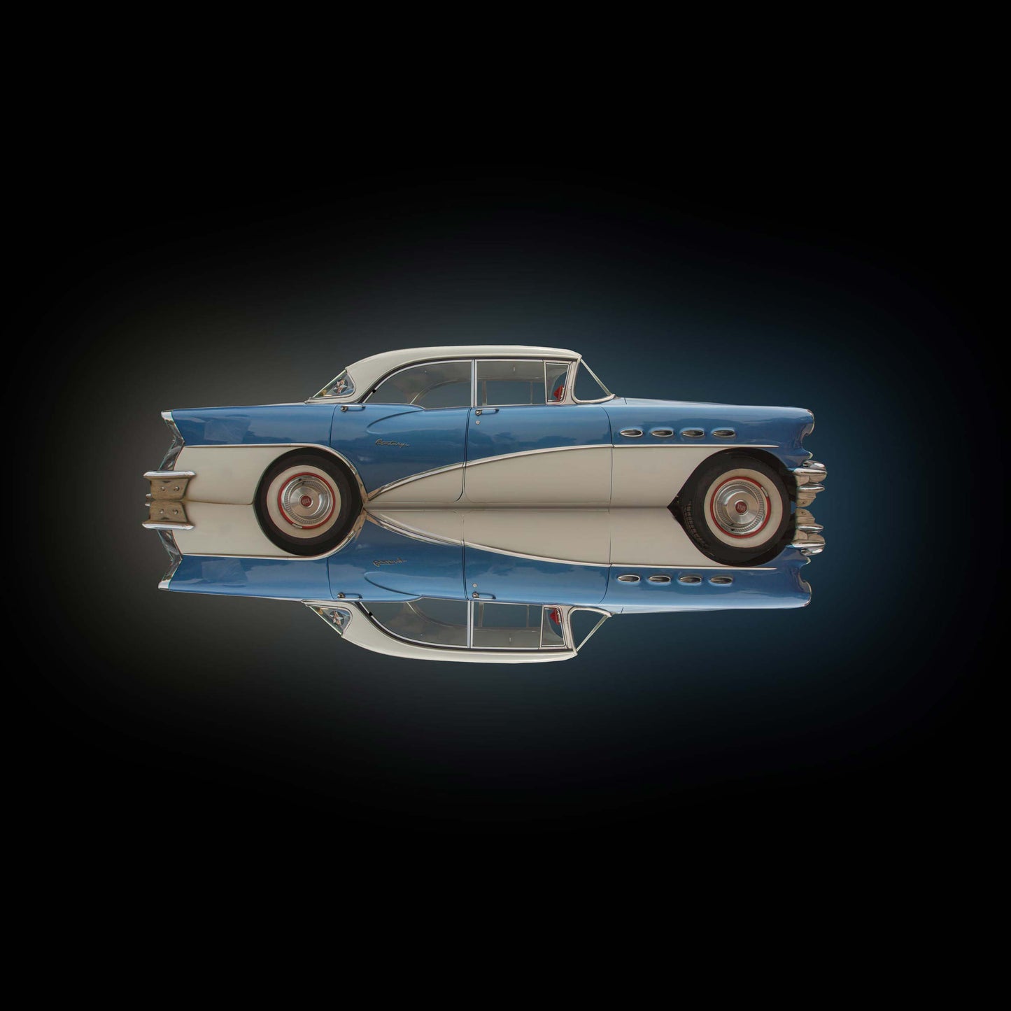 US Classic Car Buick Century, Farbe blau beige, Format Quadrat, gespiegelt vor scharzem Hintergrund, nach rechts fahrend