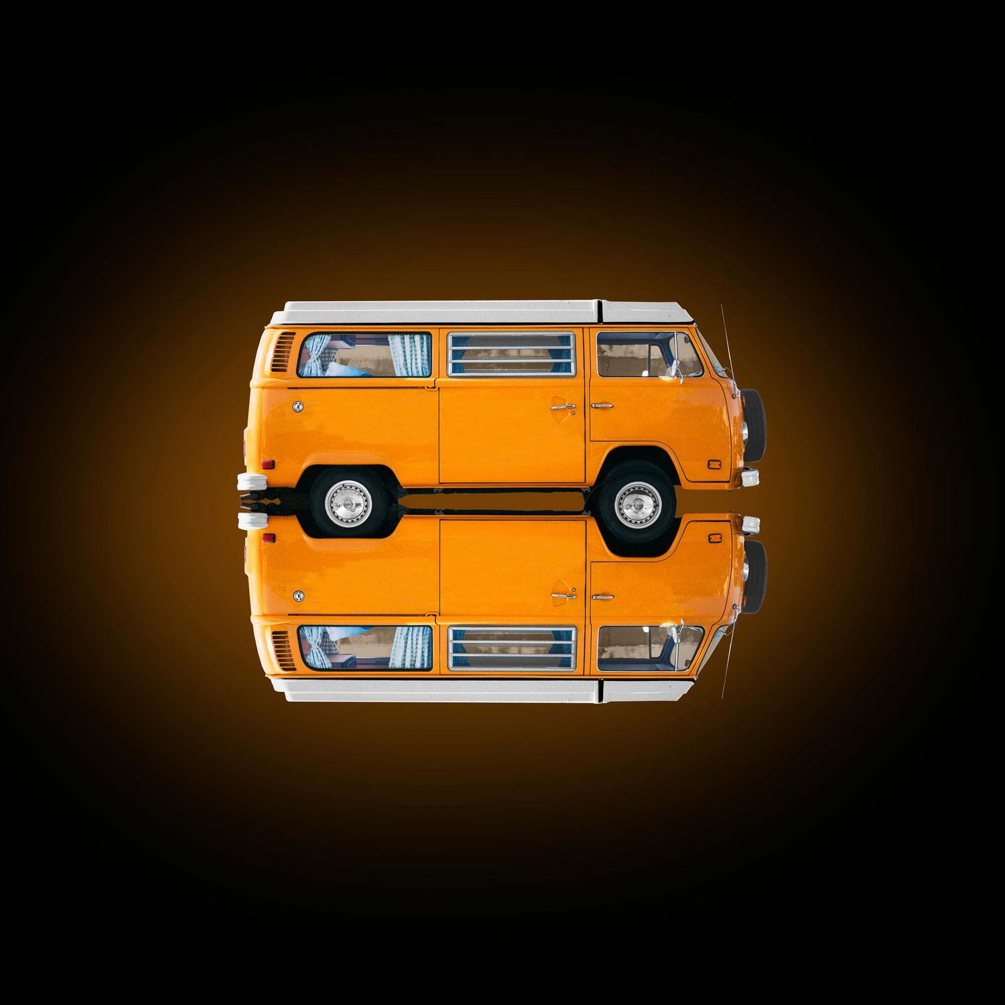 Der legendäre VW Bulli gespiegelt, Farbe Orange, vor dunklem Hintergrund, nach rechts gedreht