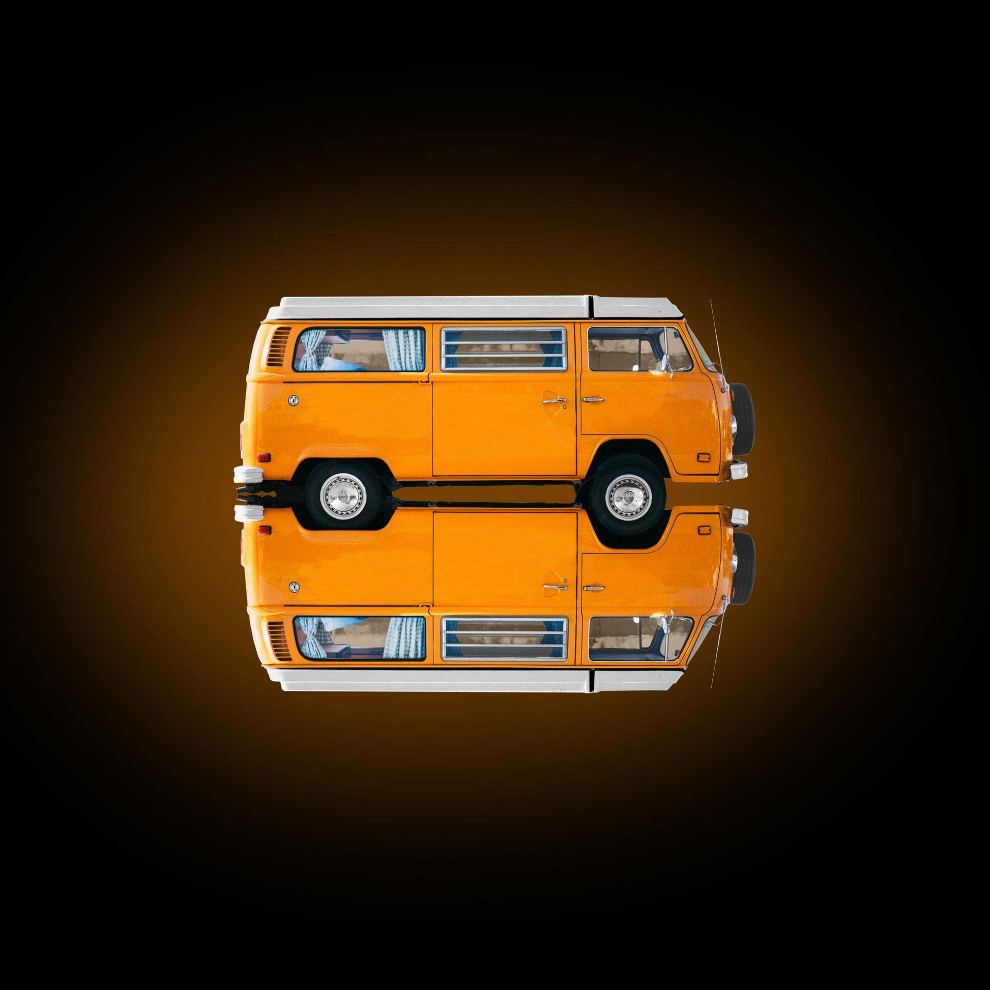 Der legendäre VW Bulli gespiegelt, Farbe Orange, vor dunklem Hintergrund, nach rechts gedreht