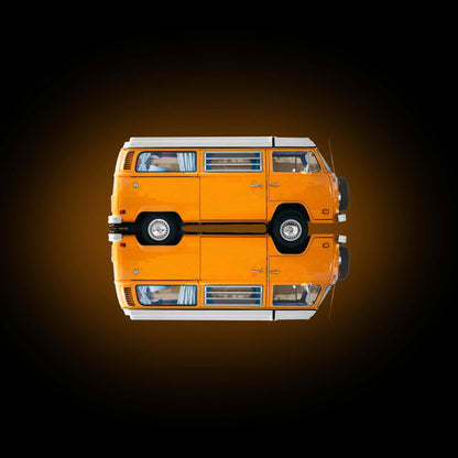 Der legendäre VW Bulli gespiegelt, Farbe Orange, vor dunklem Hintergrund, nach rechts gedreht