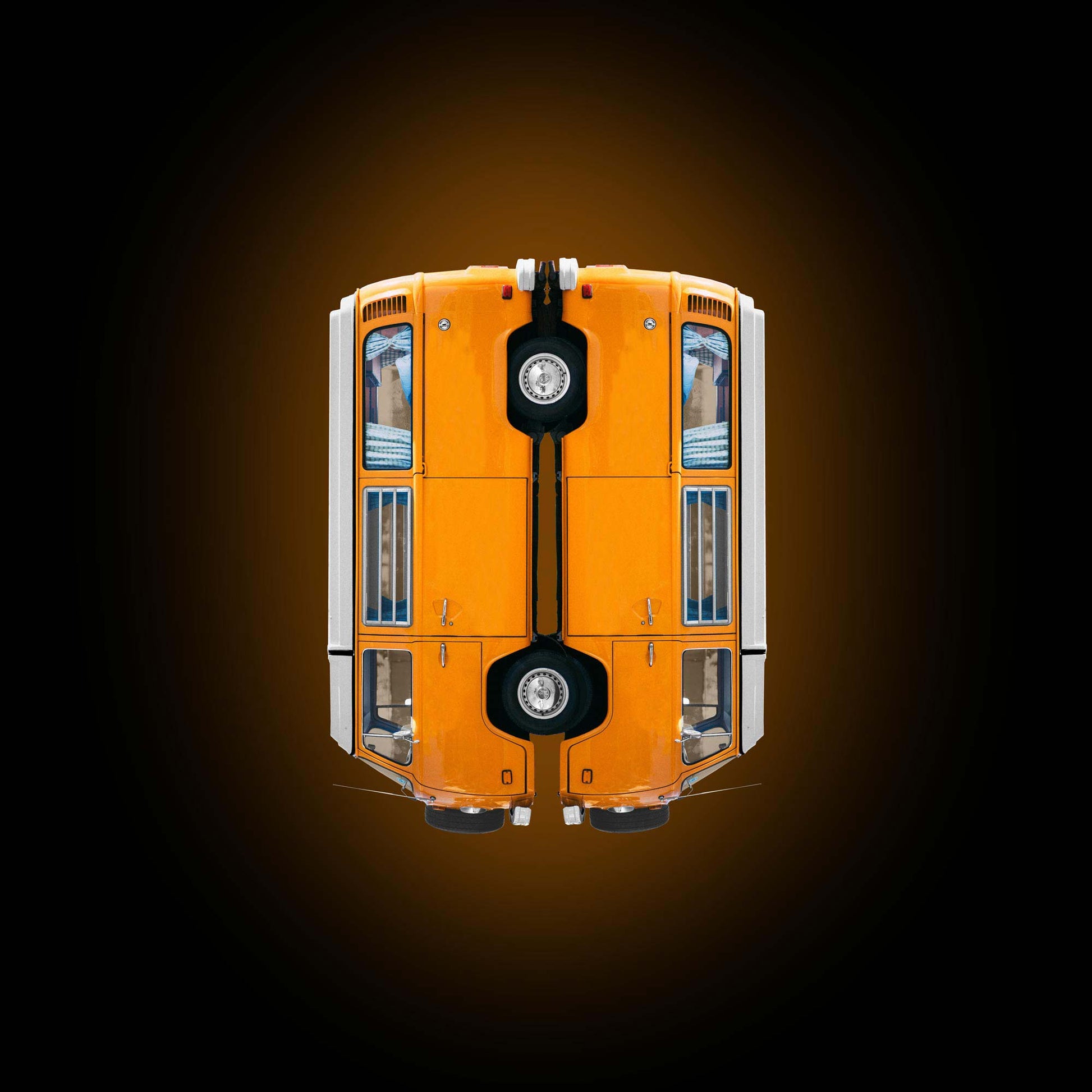 Der legendäre VW Bulli gespiegelt, Quadratisch, Farbe Orange, vor dunklem Hintergrund, nach unten gedreht