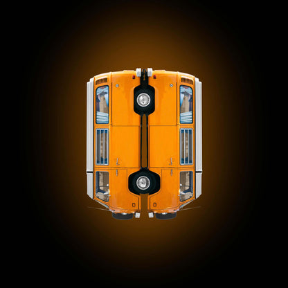 Der legendäre VW Bulli gespiegelt, Quadratisch, Farbe Orange, vor dunklem Hintergrund, nach unten gedreht