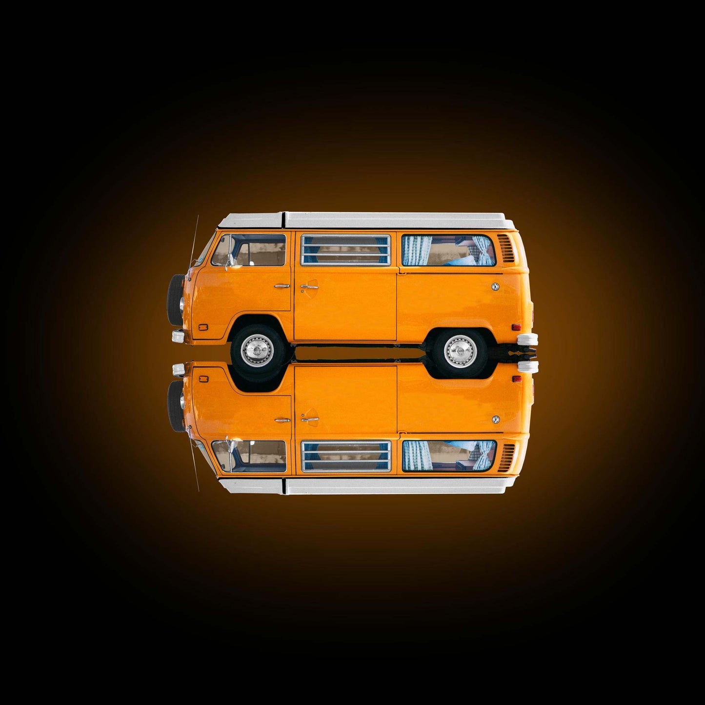 Der legendäre VW Bulli gespiegelt, Quadratisch, Farbe Orange, vor dunklem Hintergrund, nach links gedreht