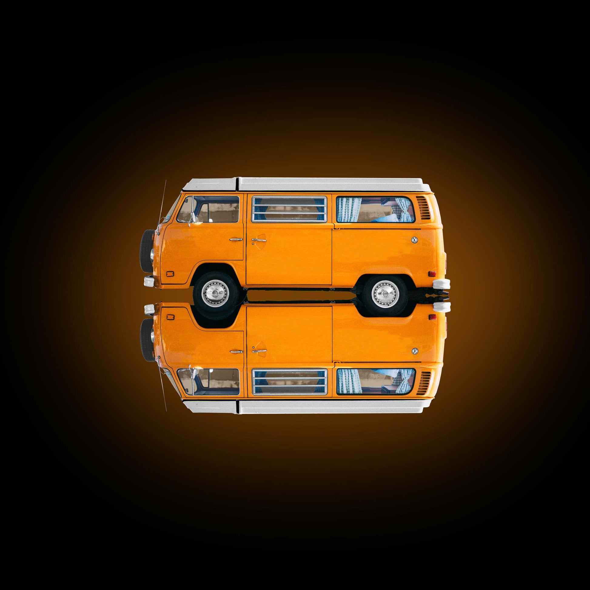 Der legendäre VW Bulli gespiegelt, Quadratisch, Farbe Orange, vor dunklem Hintergrund, nach links gedreht