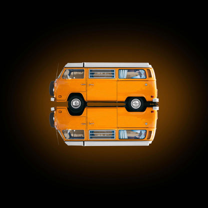 Der legendäre VW Bulli gespiegelt, Quadratisch, Farbe Orange, vor dunklem Hintergrund, nach links gedreht