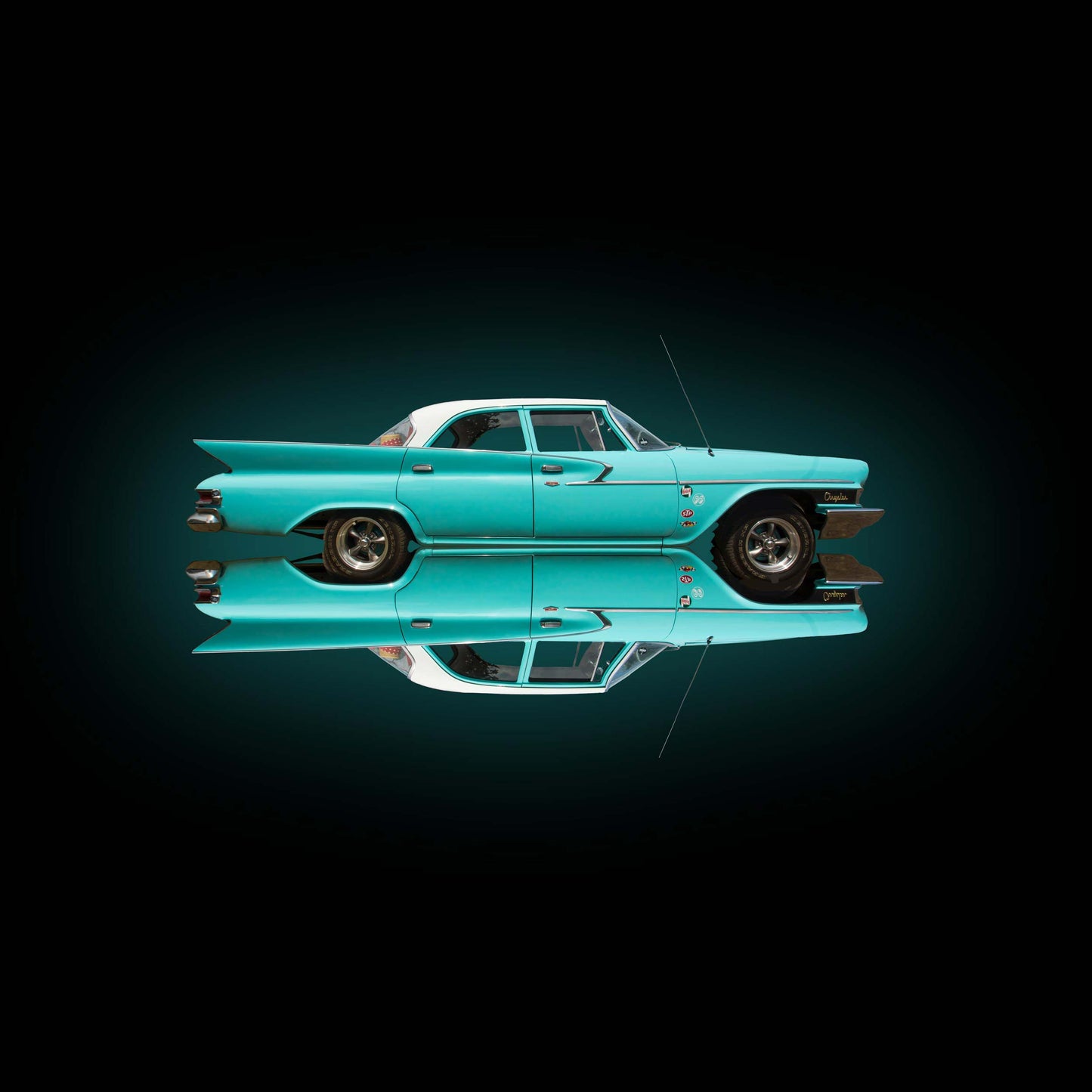 Chrysler Newport, grün, gegeneinander gespiegelt vor scharzem Hintergrund, horizontal, nach rechts gedreht, quadratisch