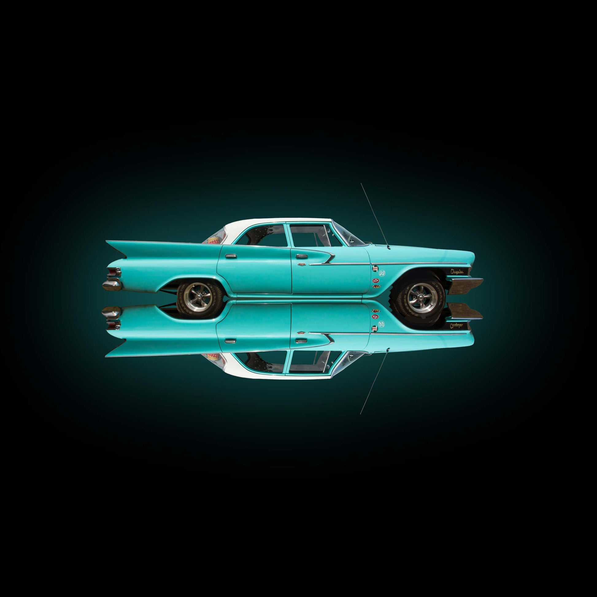 Chrysler Newport, grün, gegeneinander gespiegelt vor scharzem Hintergrund, horizontal, nach rechts gedreht, quadratisch