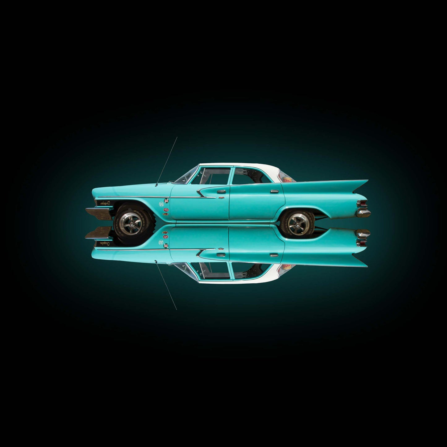 Chrysler Newport, grün, gegeneinander gespiegelt vor scharzem Hintergrund, Format quadratisch, nach links gedreht