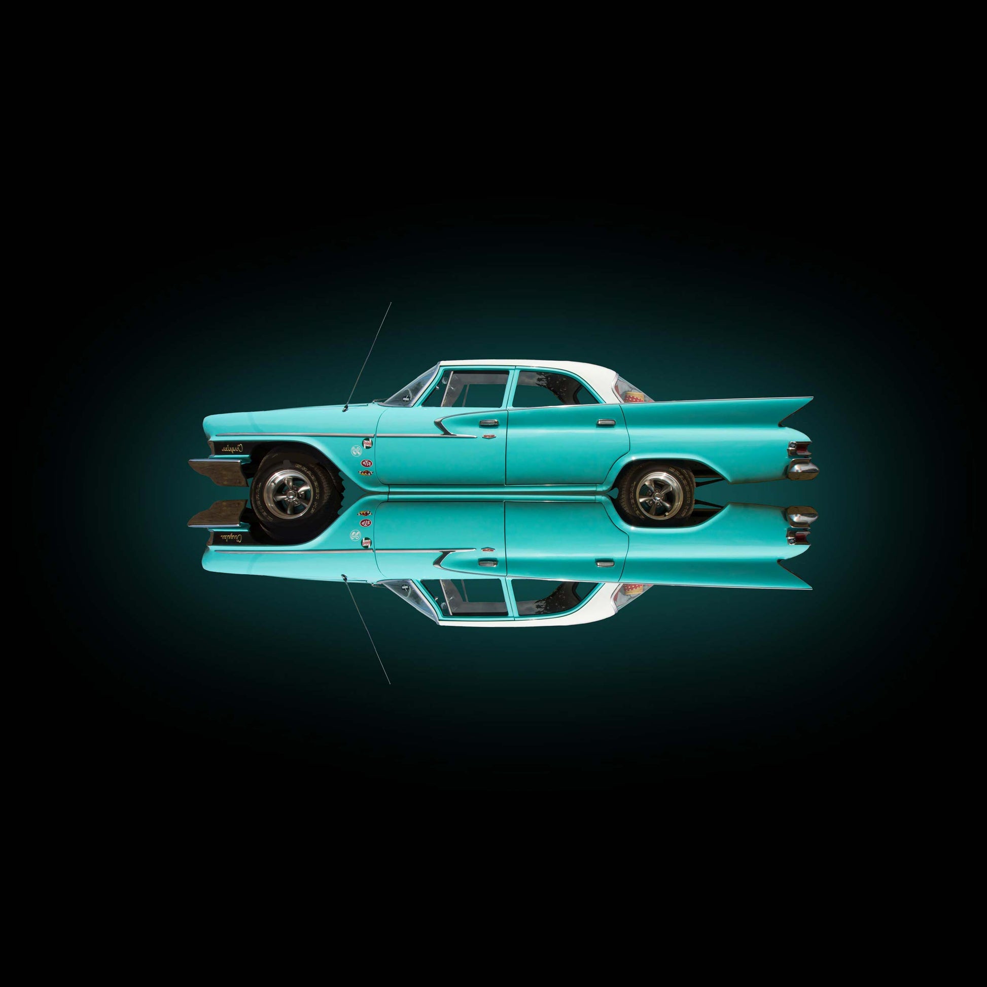 Chrysler Newport, grün, gegeneinander gespiegelt vor scharzem Hintergrund, Format quadratisch, nach links gedreht