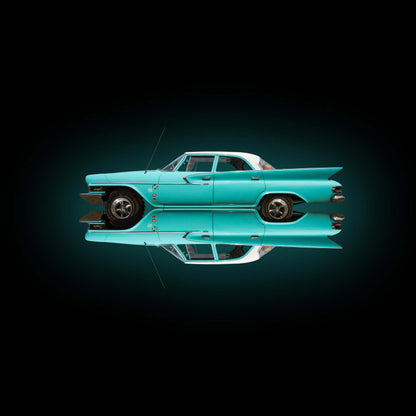 Chrysler Newport, grün, gegeneinander gespiegelt vor scharzem Hintergrund, Format quadratisch, nach links gedreht