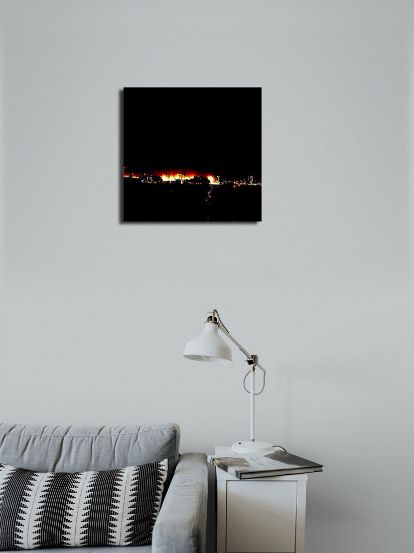 Der Hamburger Hafen bei Nacht, Foto mit Lampen und Silhouetten  von Schiffen, an heller Wand hängend mit Stehlampe
