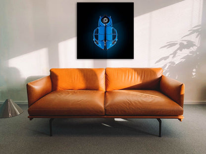 Die legendäre Ente als zeitgenössisches Kunstwerk, gespiegelt und neue komponiert, Farbe blau vor schwarzem Hintergrund. am Wand mit braunem Sofa