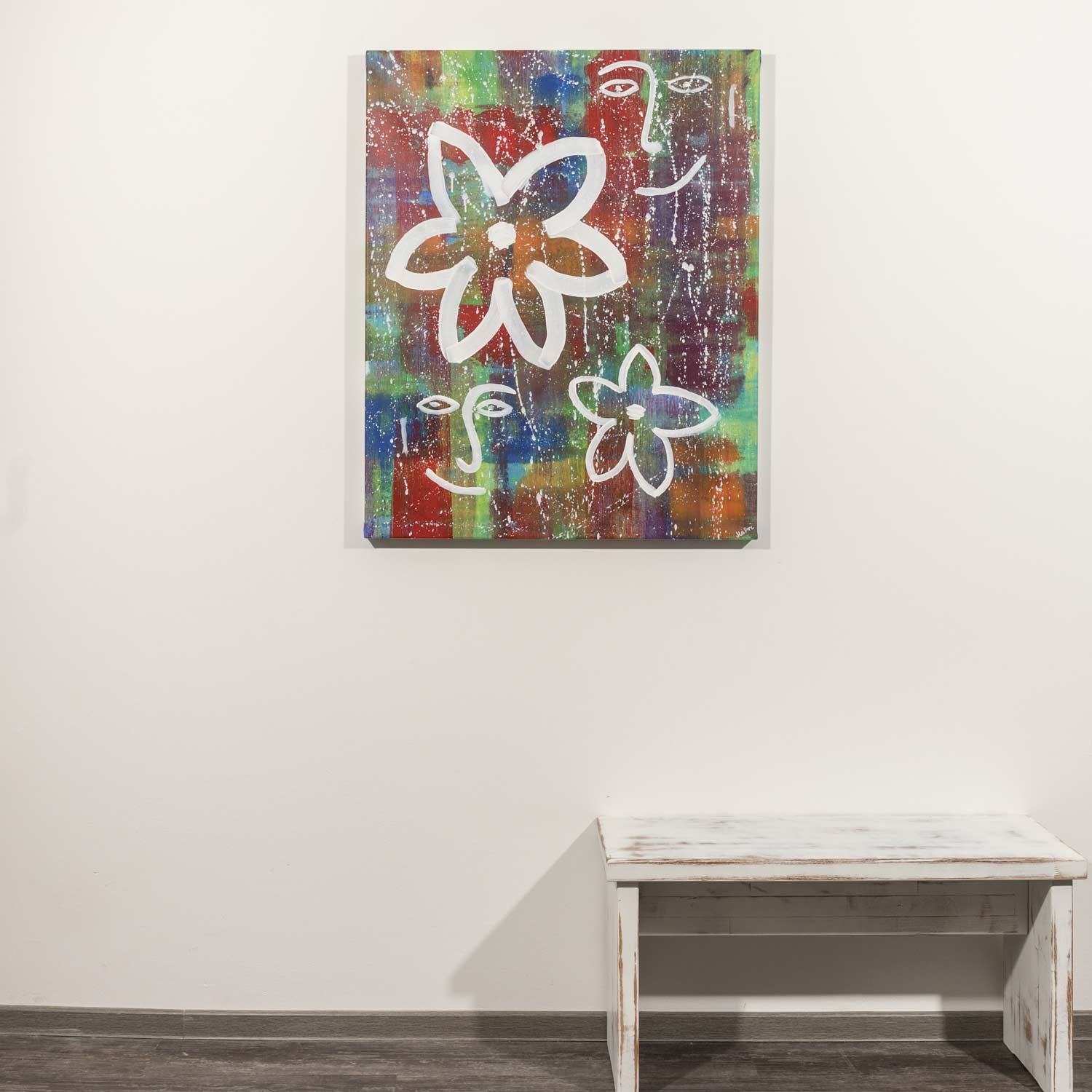 abstraktes Gemälde von Mareike Prikling, ein Gesicht, Farbfelder, Blüen. an Wand hängend. Kunst-Direkt.de