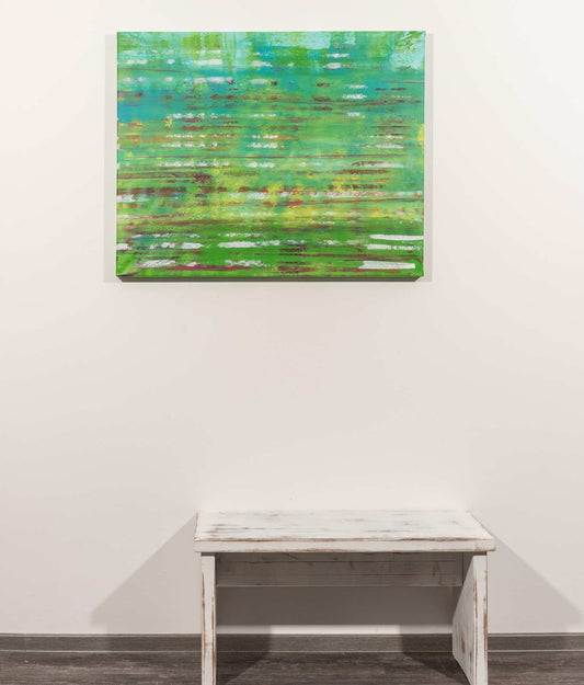 horizontale linien, abstrakt, farben grün weiß und braun, querformat, an heller Wand hängend