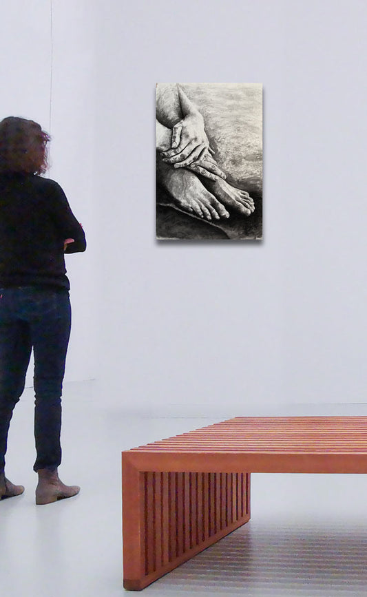 Zeichnung an heller Wand im Museum hängend, Frau schwarz gekleidet steht davor und betrachtet das Bild. 