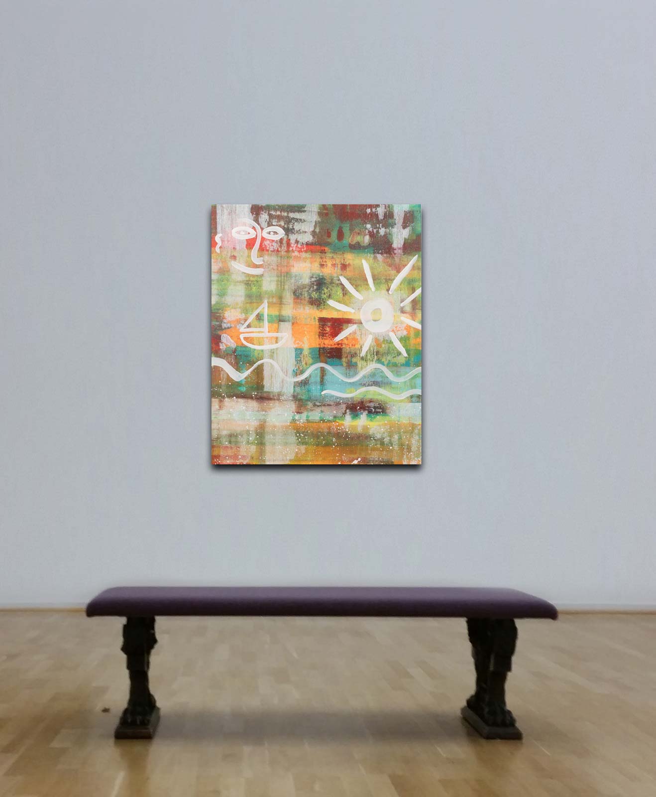 abstraktes und positives Gemälde mit horizontalen Linen und sybolen für Sonne und Wellen, an heller Wand hängend mit Sitzbank