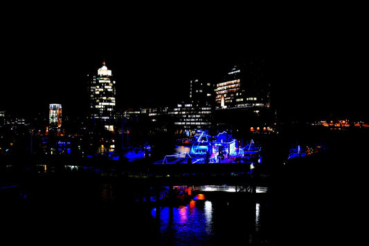 Landungsbrücken bei Nacht - Fineart-Druck von Alain L. L. Marie auf gebürstetem Aluminium, limitiert auf 5 Exemplare