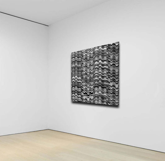 Geometrische Muster in  schwarz Weiß mäandern über das Kunstwerk, scheinbar in Bewegung, an heller wand im Museum hängend