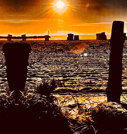 Die Fotomontage mit der Anmutung eines Ufos, 2 Sonnen am Strand, Detailansicht mit einer Sonne