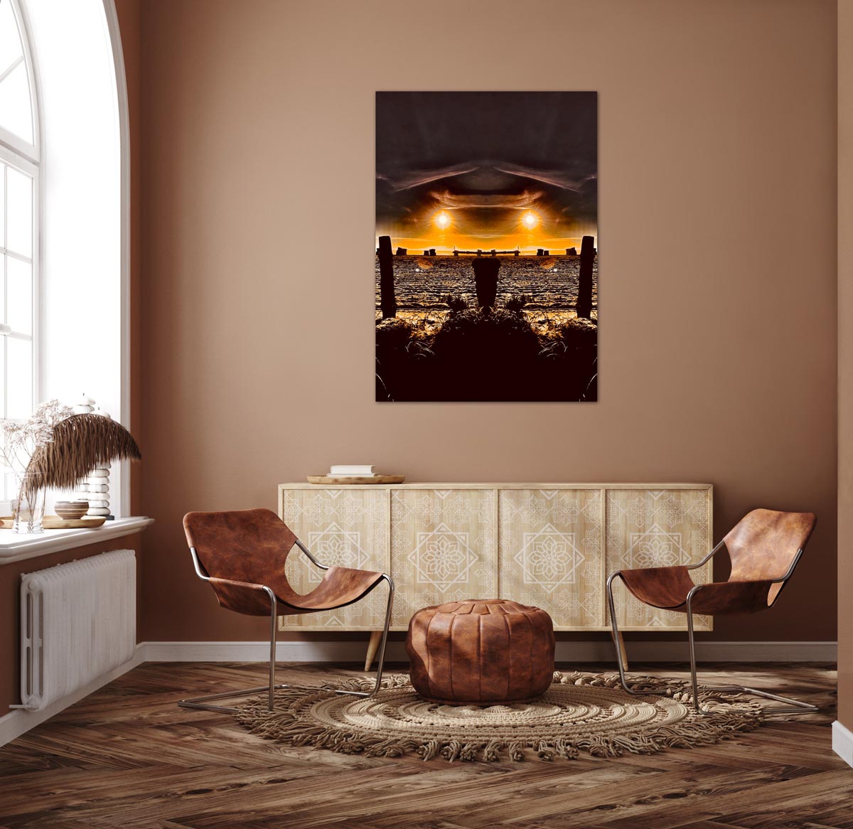 Die Fotomontage mit der Anmutung eines Ufos, 2 Sonnen am Strand, an dunkler Wand hängend mit hellem Schrank