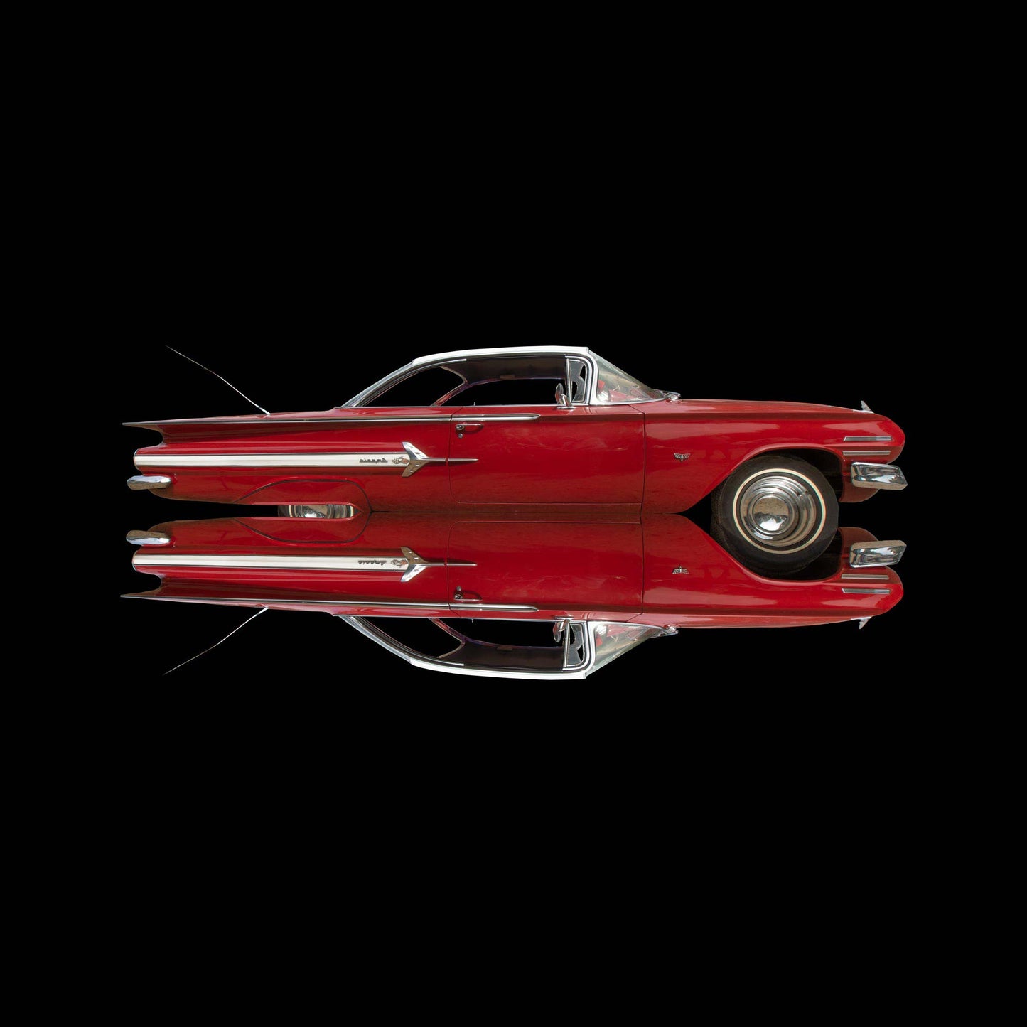 Chevrolet Impala, Farbe rot, gespiegelt und wieder zusammengesetzt vor schwarzem Hintergrund, Format quadratisch, nach rechts gedreht