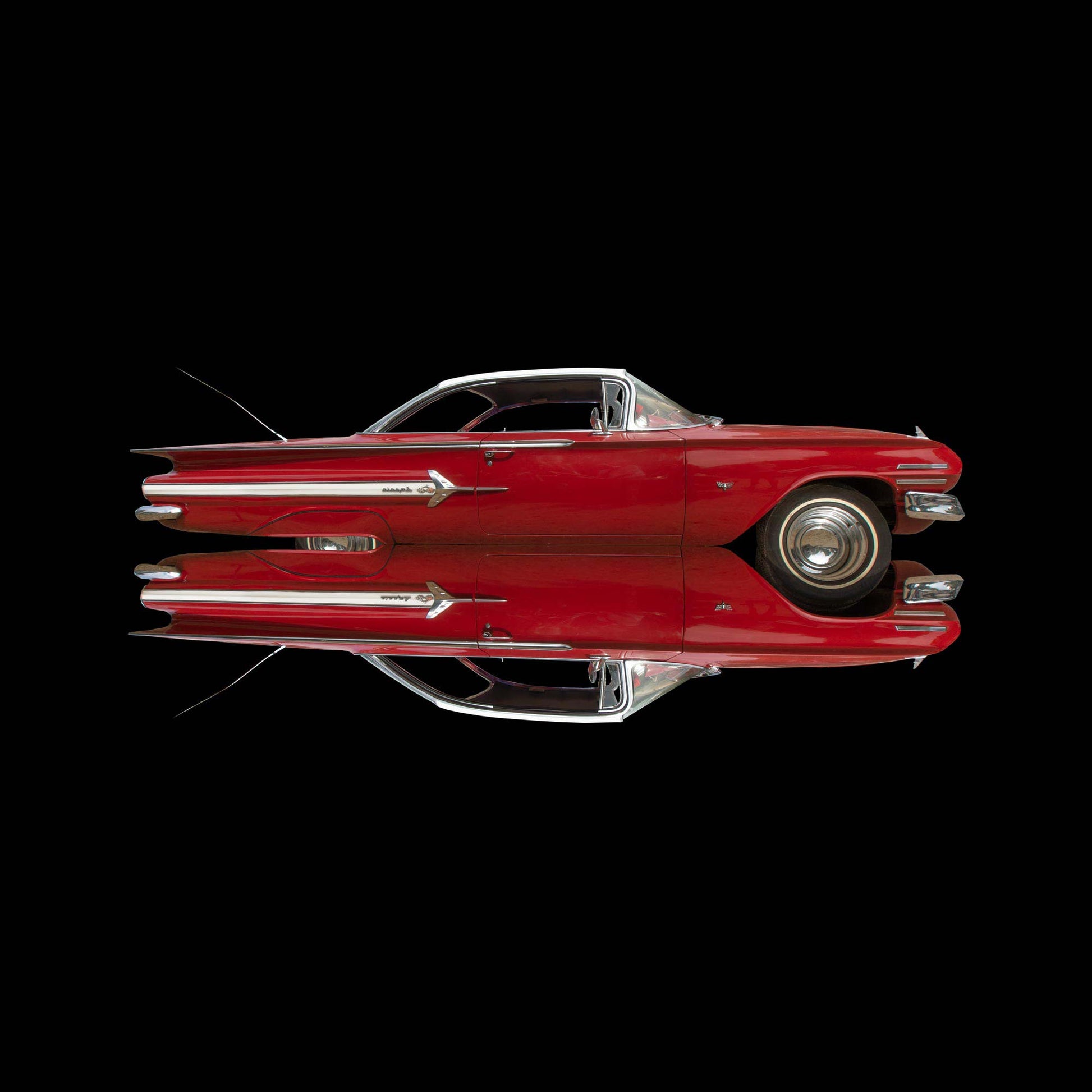 Chevrolet Impala, Farbe rot, gespiegelt und wieder zusammengesetzt vor schwarzem Hintergrund, Format quadratisch, nach rechts gedreht