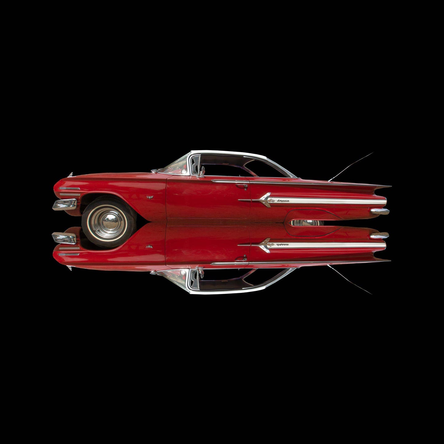 Chevrolet Impala, Farbe rot, gespiegelt und wieder zusammengesetzt vor schwarzem Hintergrund, Format quadratisch, nach links gedreht