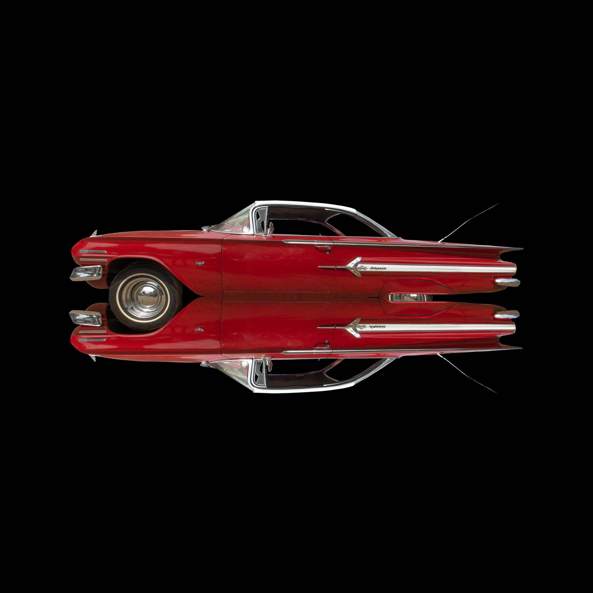 Chevrolet Impala, Farbe rot, gespiegelt und wieder zusammengesetzt vor schwarzem Hintergrund, Format quadratisch, nach links gedreht