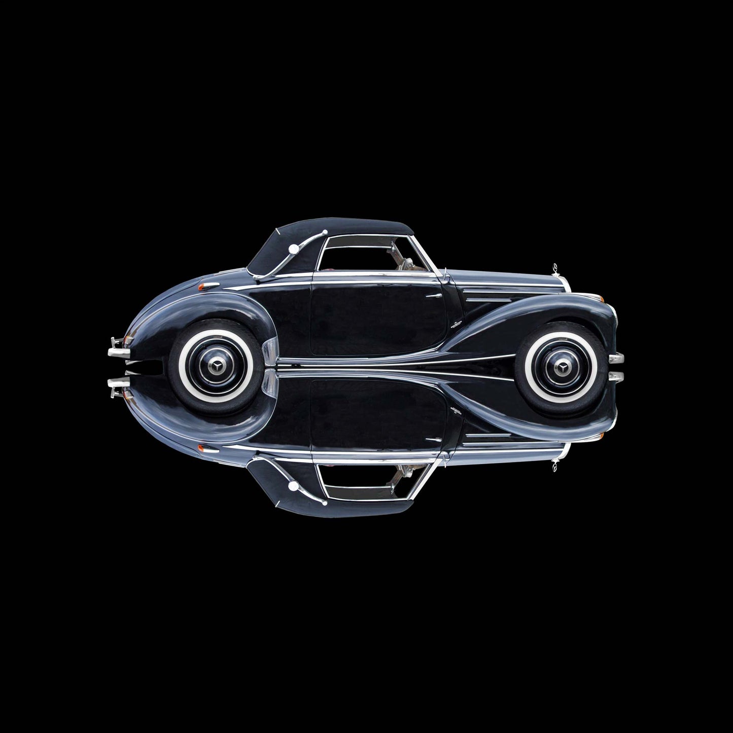ein schwarzes Mercedes Cabriolet, oldtimer, schwarzer Hintergrund, verchromte Linien, quadratisch