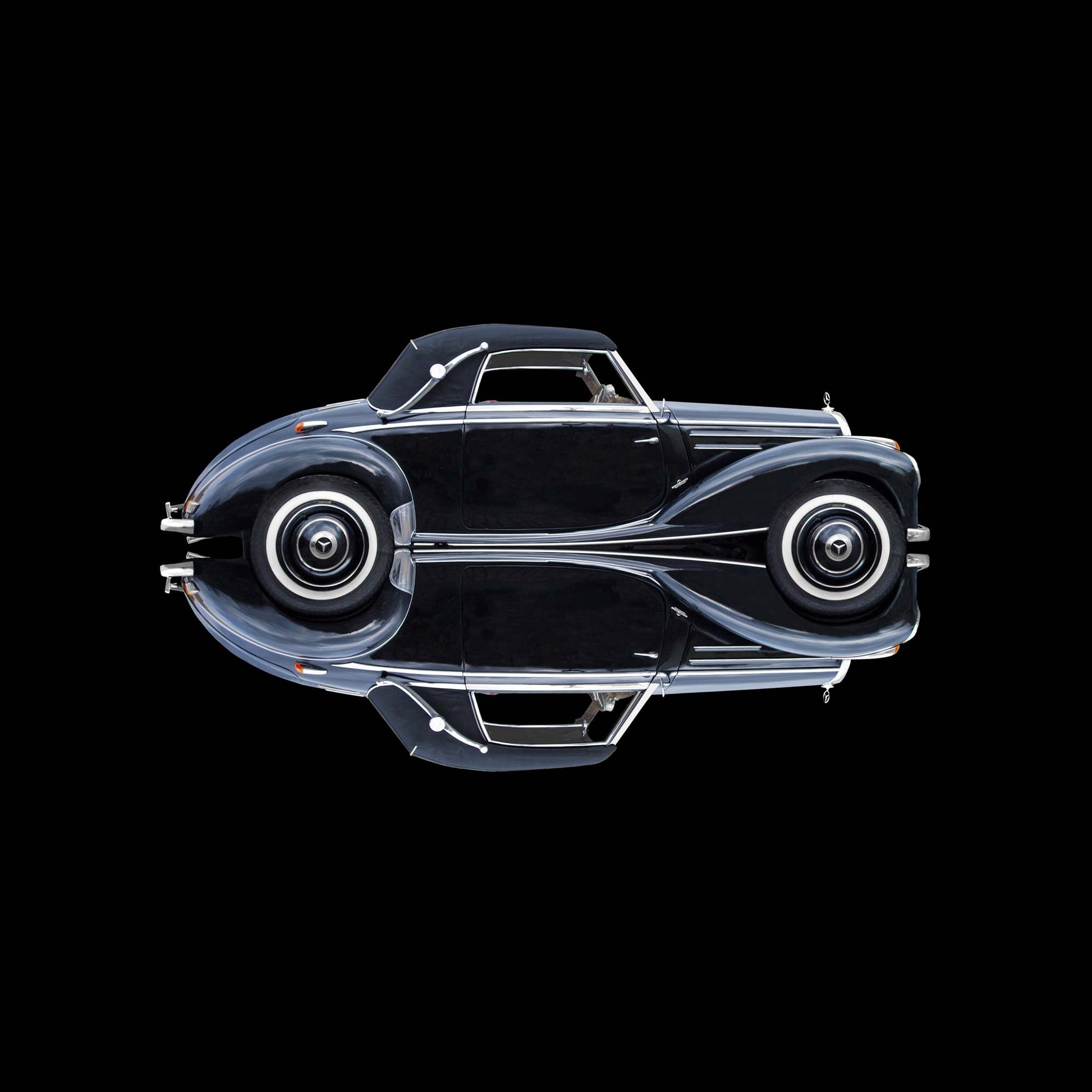 ein schwarzes Mercedes Cabriolet, oldtimer, schwarzer Hintergrund, verchromte Linien, quadratisch