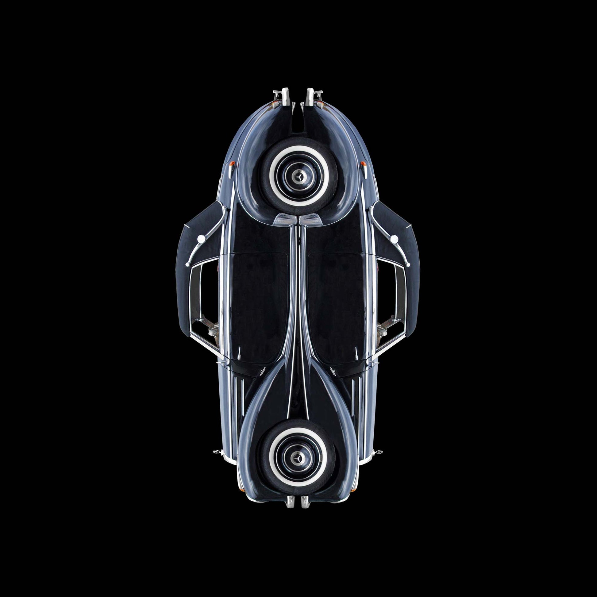 ein schwarzes Mercedes Cabriolet, oldtimer, schwarzer Hintergrund, verchromte Linien, quadratisch, hochkant