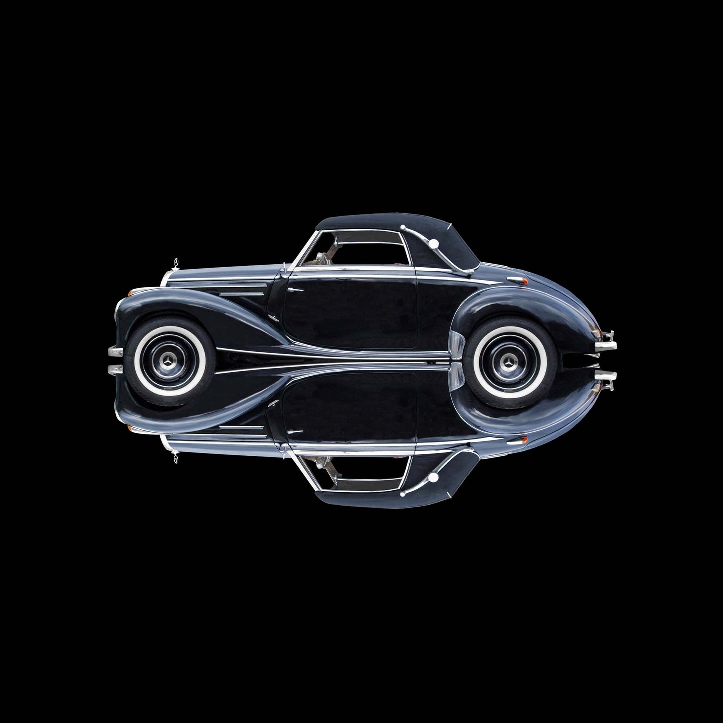 ein schwarzes Mercedes Cabriolet, oldtimer, schwarzer Hintergrund, verchromte Linien, quadratisch, gedrreht