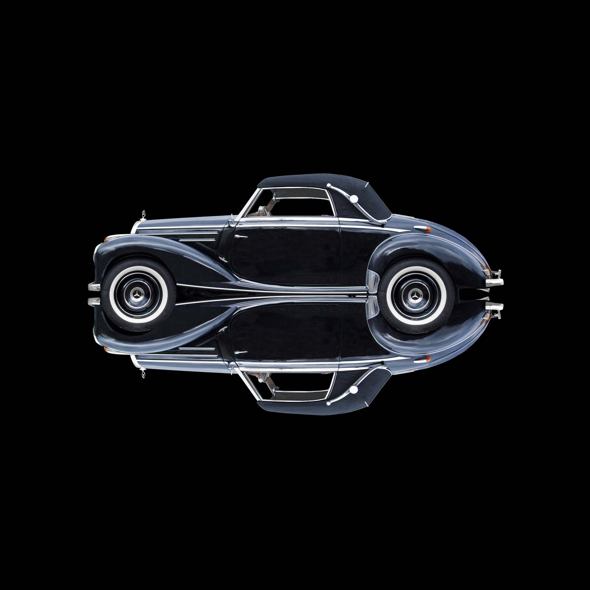 ein schwarzes Mercedes Cabriolet, oldtimer, schwarzer Hintergrund, verchromte Linien, quadratisch, gedrreht