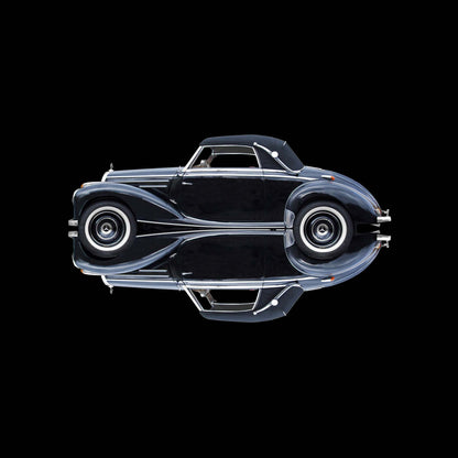 ein schwarzes Mercedes Cabriolet, oldtimer, schwarzer Hintergrund, verchromte Linien, quadratisch, gedrreht