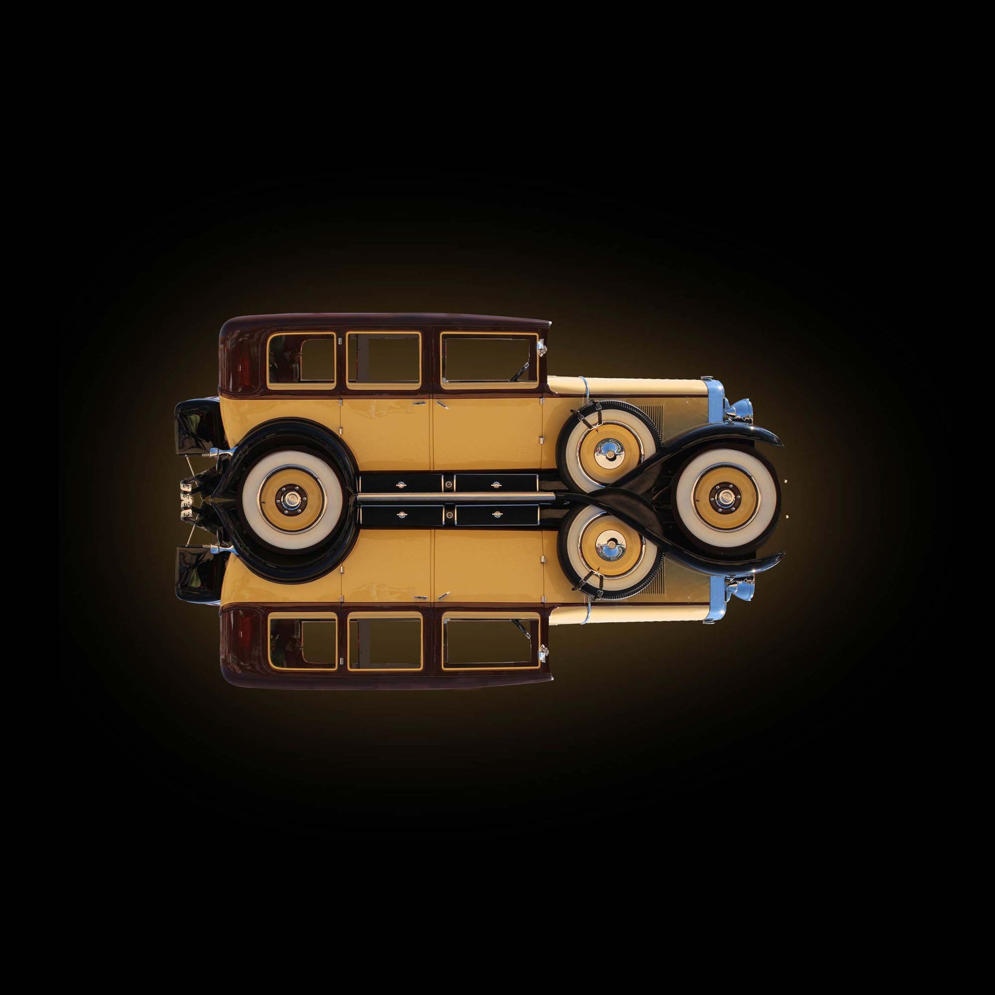Ein gelber Oldtimer, gespiegelt, vor dunklem Hintergrund, nach rechts gedreht