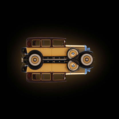 Ein gelber Oldtimer, gespiegelt, vor dunklem Hintergrund, nach rechts gedreht