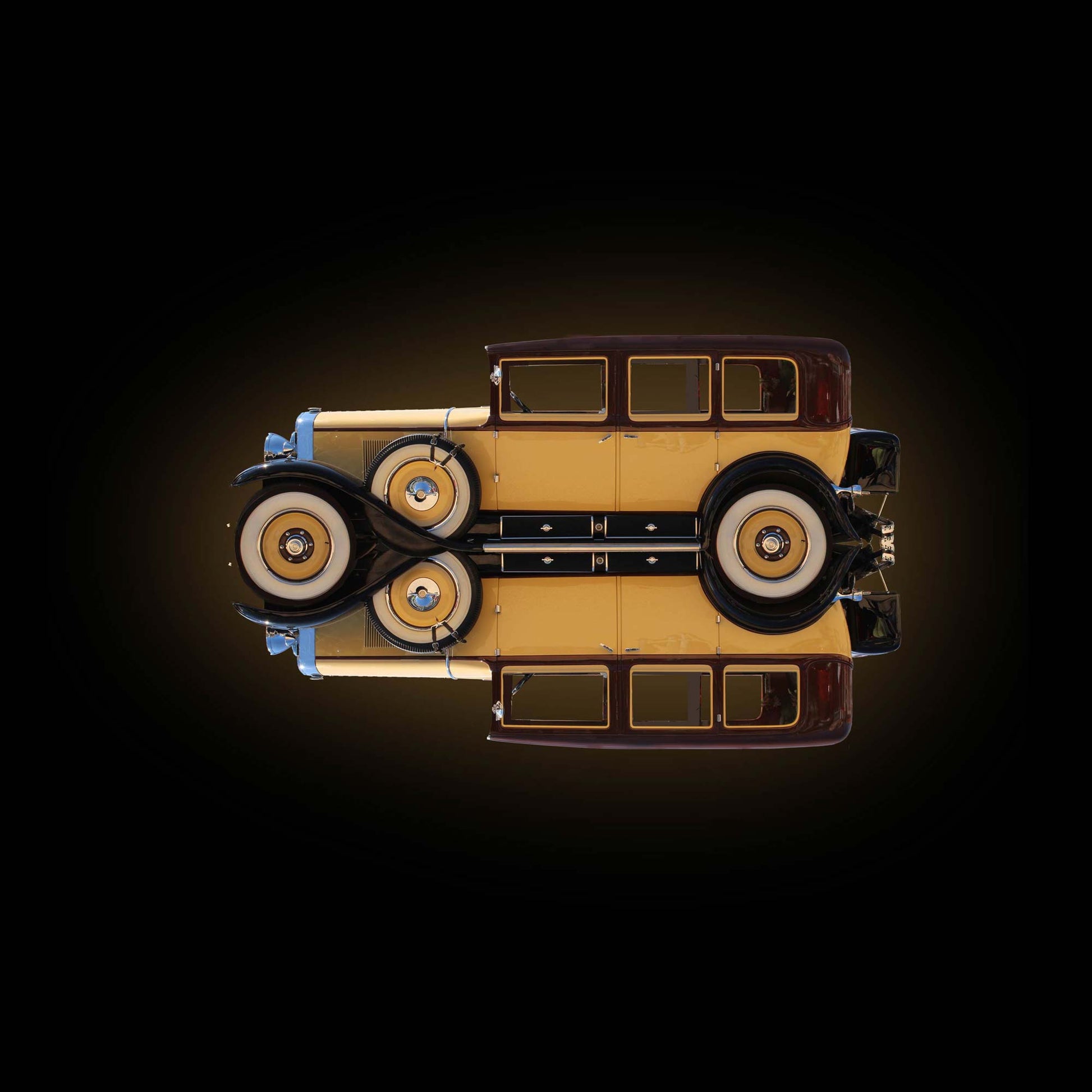 Ein gelber Oldtimer, gespiegelt, vor dunklem Hintergrund, nach links gedreht