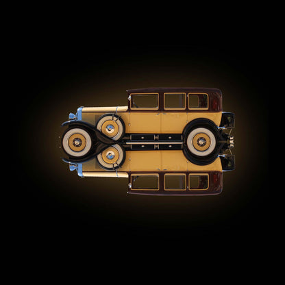 Ein gelber Oldtimer, gespiegelt, vor dunklem Hintergrund, nach links gedreht