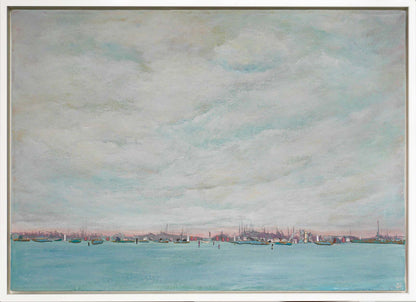 Hafenbild, segelschiffe und Häuser am Horizont, viel Himmel und Wasser