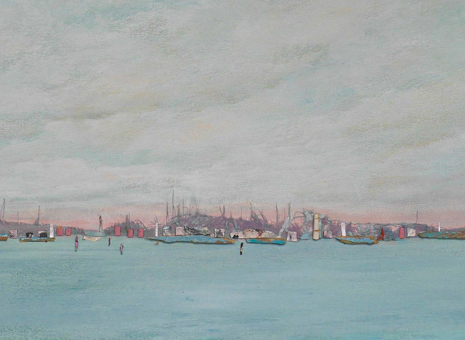 Hafenbild, segelschiffe und Häuser am Horizont, viel Himmel und Wasser, Detailansicht Schiffe und Häuser