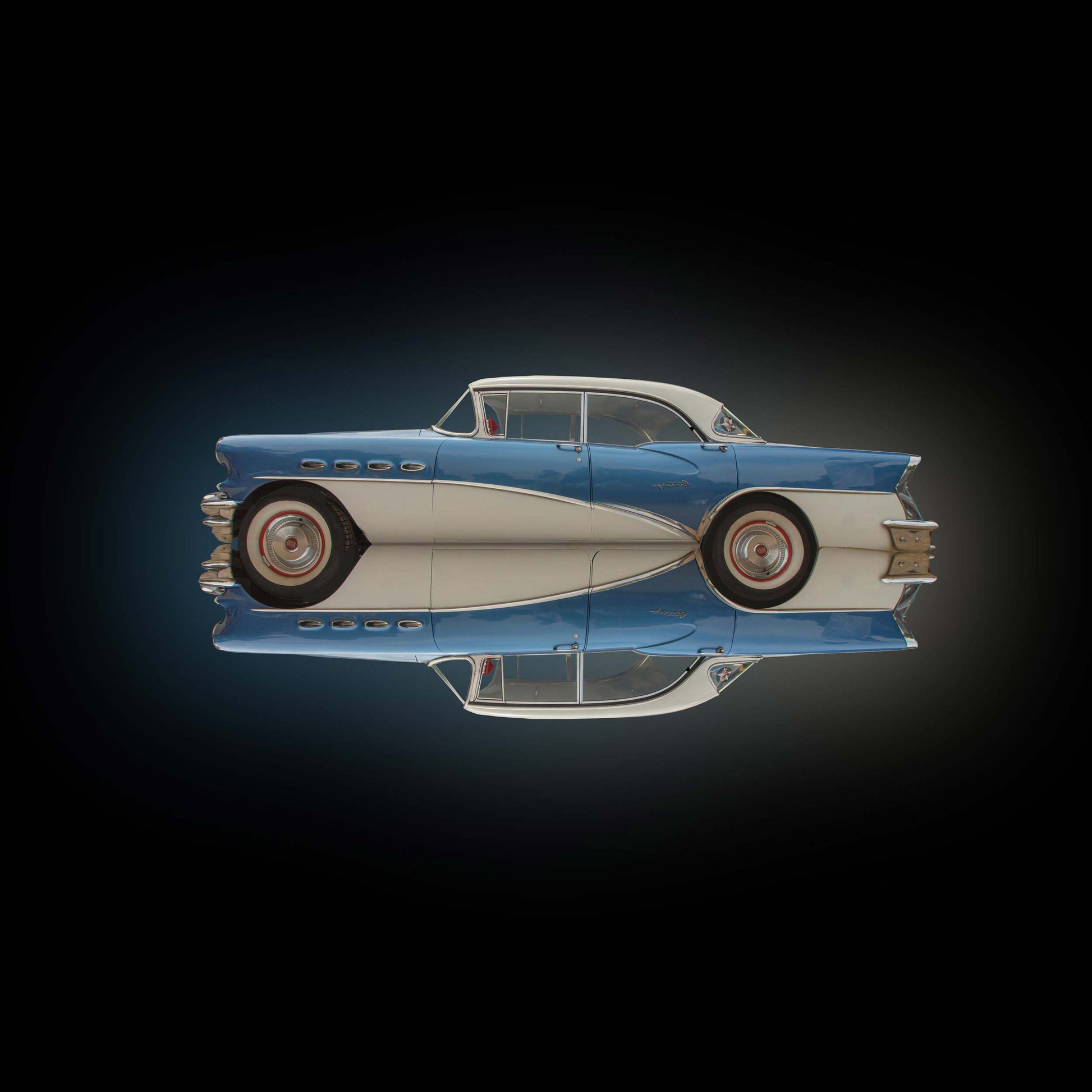 US Classic Car Buick Century, Farbe blau beige, Format Quadrat, gespiegelt vor scharzem Hintergrund, nach links fahrend