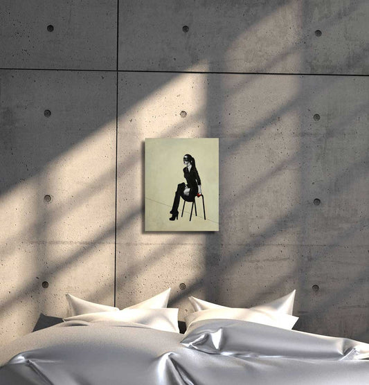 Frau in schwarz sitzt auf einem Stuhl mit verbundenen Augen, 40x50cm, Sherin P. Spielmann, Kunst-Direkt.de, an grauer Wand in einem Schlafzimmer hängend
